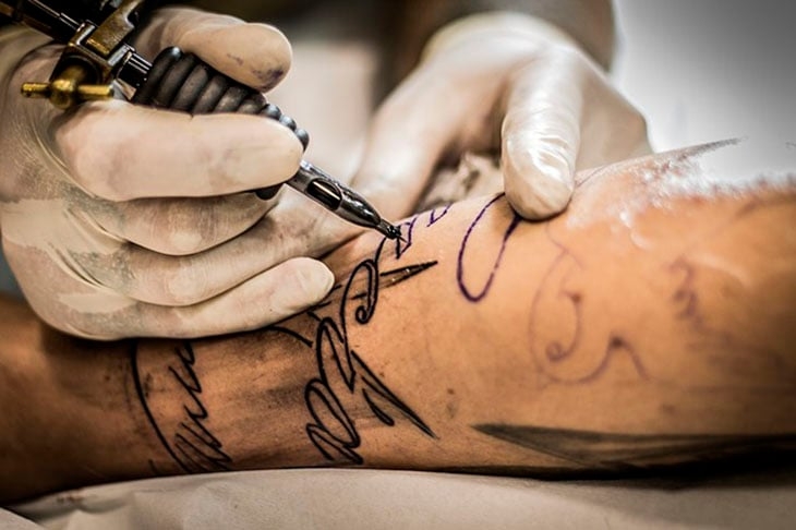 Quem fez tatuagem ou colocou piercing pode doar?  Sim, mas apenas depois de 1 ano, pois considera-se que esses procedimentos podem expor a pessoa ao risco de contaminação antes desse intervalo.  Reprodução: Flipar