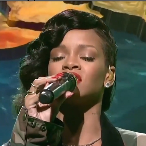 Como cantora, Rihanna tem um alcance de voz de mezzo-soprano. Influenciada pela música caribenha (Reggae, Calipso, Soca), adotou o Rock por paixão, misturando com Hip-Hop e Rhythm 
