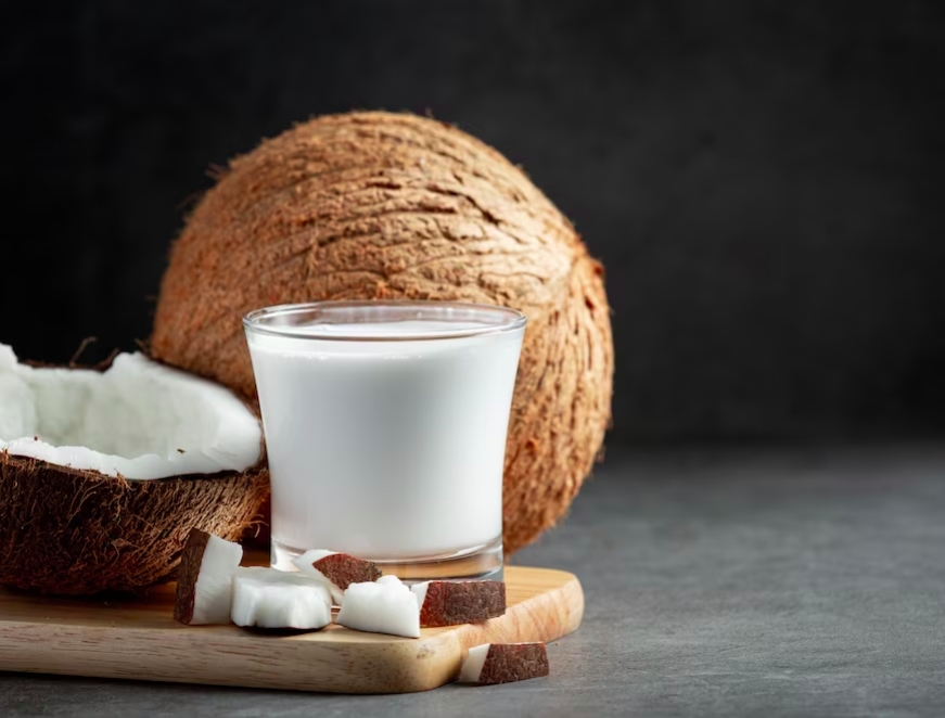 O leite de coco é uma alternativa popular ao leite de vaca, especialmente em dietas veganas e para aqueles com intolerância à lactose. Feito a partir da carne do coco, o leite de coco é rico em gorduras saudáveis, particularmente triglicerídeos de cadeia média, que podem ter benefícios para a saúde, como melhorar o metabolismo e fornecer energia. Reprodução: Flipar