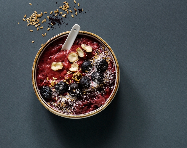 Os antioxidantes do açaí podem também ajudar a reduzir o risco de problemas crônicos, como doenças cardíacas e câncer. O açaí cai bem com granola.  Reprodução: Flipar