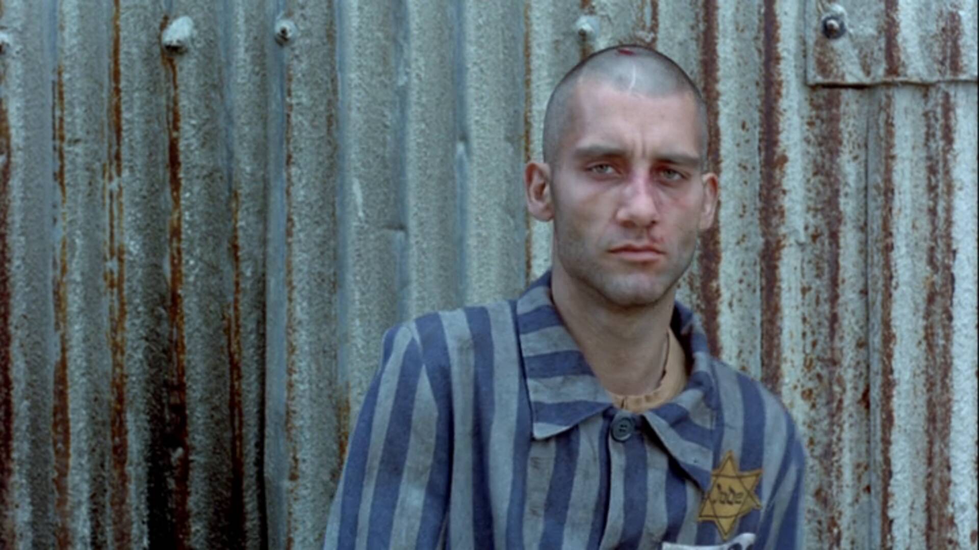 Cena do filme "Bent", que conta sobre a perseguição sofrida por homens gays durante o Holocausto. Foto: Reprodução