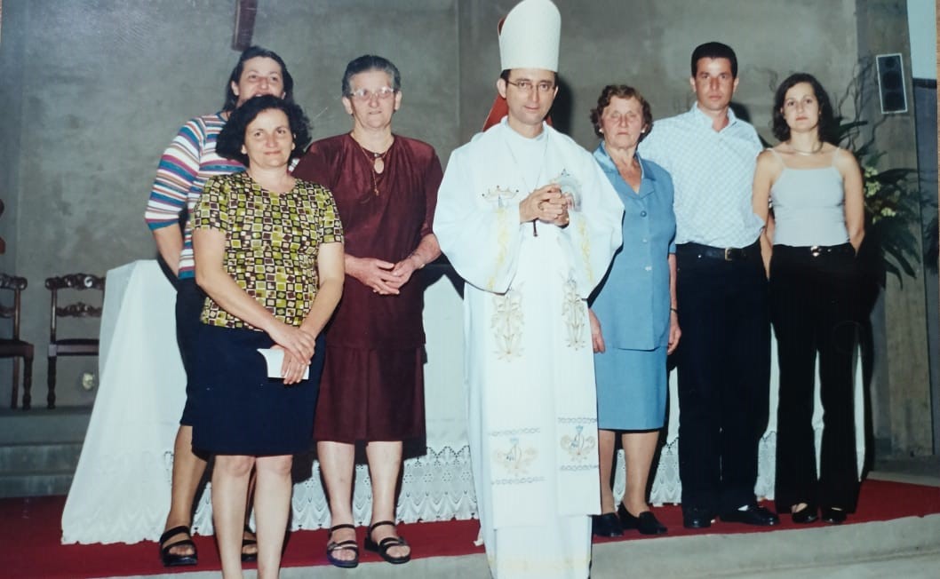 Dom Sérgio da Rocha, na sua ordenação a bispo, junto com a família. Á sua esquerda, de azul, sua mãe Aparecida. Foto: Reprodução