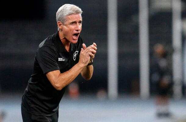 No clássico do primeiro turno, o treinador do Botafogo ainda era o português Luis Castro, que deixou o clube no fim de junho seduzido por proposta do saudita Al-Nassr - Foto: Vítor Silva/Botafogo