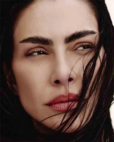 Cleo Pires declarou que voltou a adotar em sua identidade artística o sobrenome da mãe, a atriz Glória Pires. A razão para isso foi um sonho que teve com seu avô materno. 
 Reprodução: Flipar