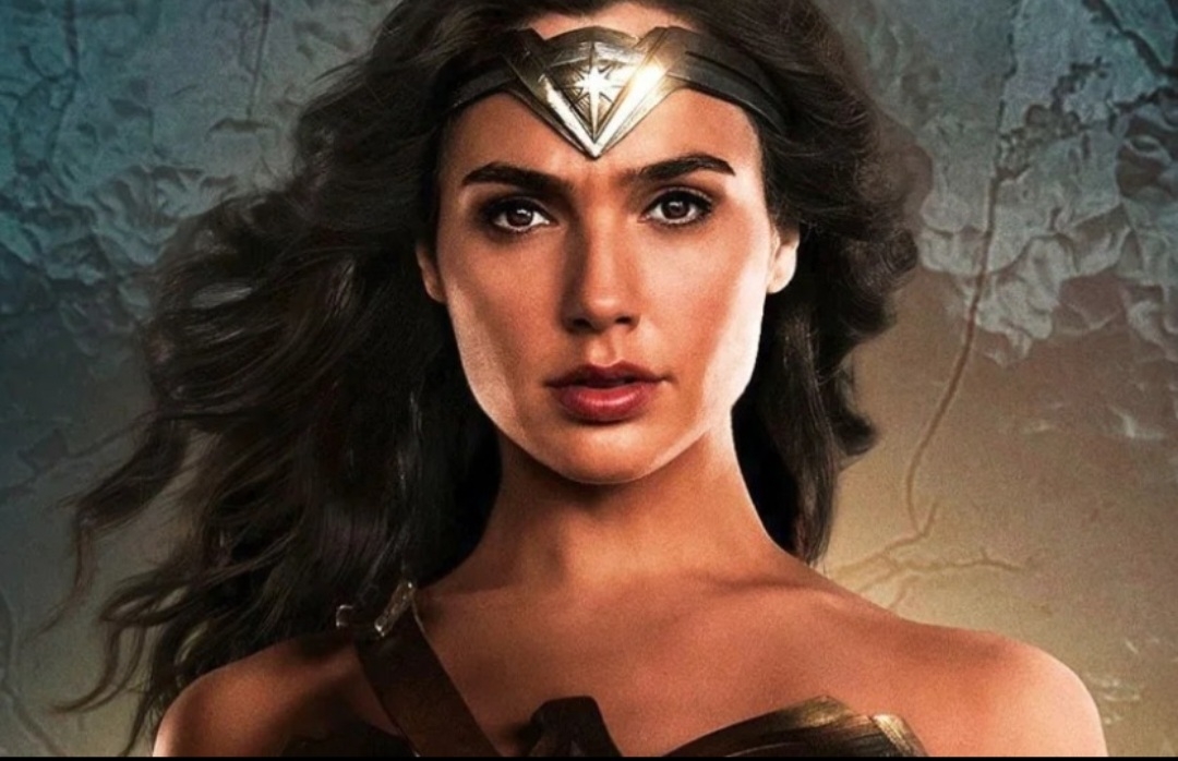 Mas a consagração de Gal Gadot foi mesmo com a Mulher Maravilha. Ela apareceu pela primeira vez na pele da personagem em 2016 no filme Batman X Superman. 