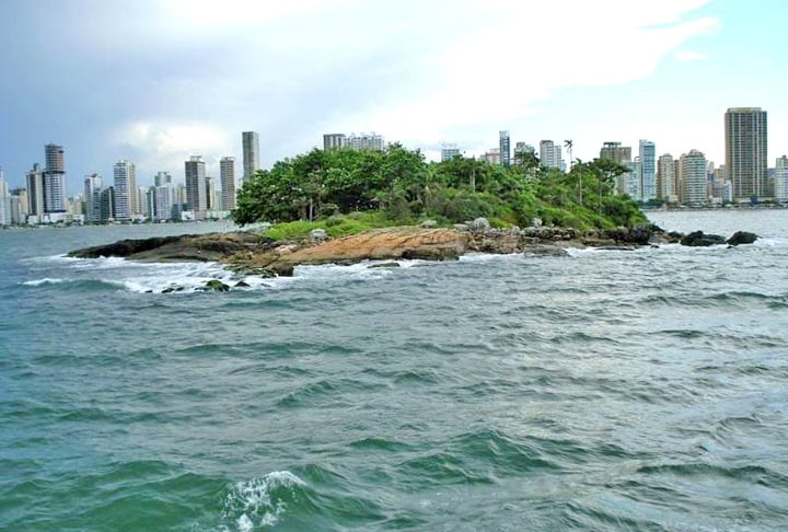 A cidade tem ainda a Ilha das Cabras (foto), o Morro do Careca, diversas opções de turismo, lojas de souvenir e até um bondinho para turistas. O Boulevard de San Miguel é muito lindo também.  Reprodução: Flipar