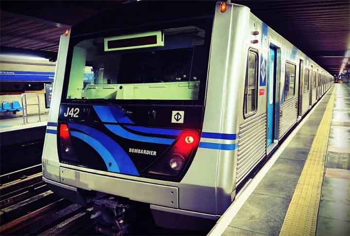 Em 1974, aconteceu a primeira viagem do metrô paulistano. Na cerimônia, o trem fez o trajeto de 7 km da linha Norte-Sul, hoje linha 1-Azul, da estação Jabaquara até Vila Mariana (ela hoje chega Tucuruví, na zona Norte). 
 Reprodução: Flipar