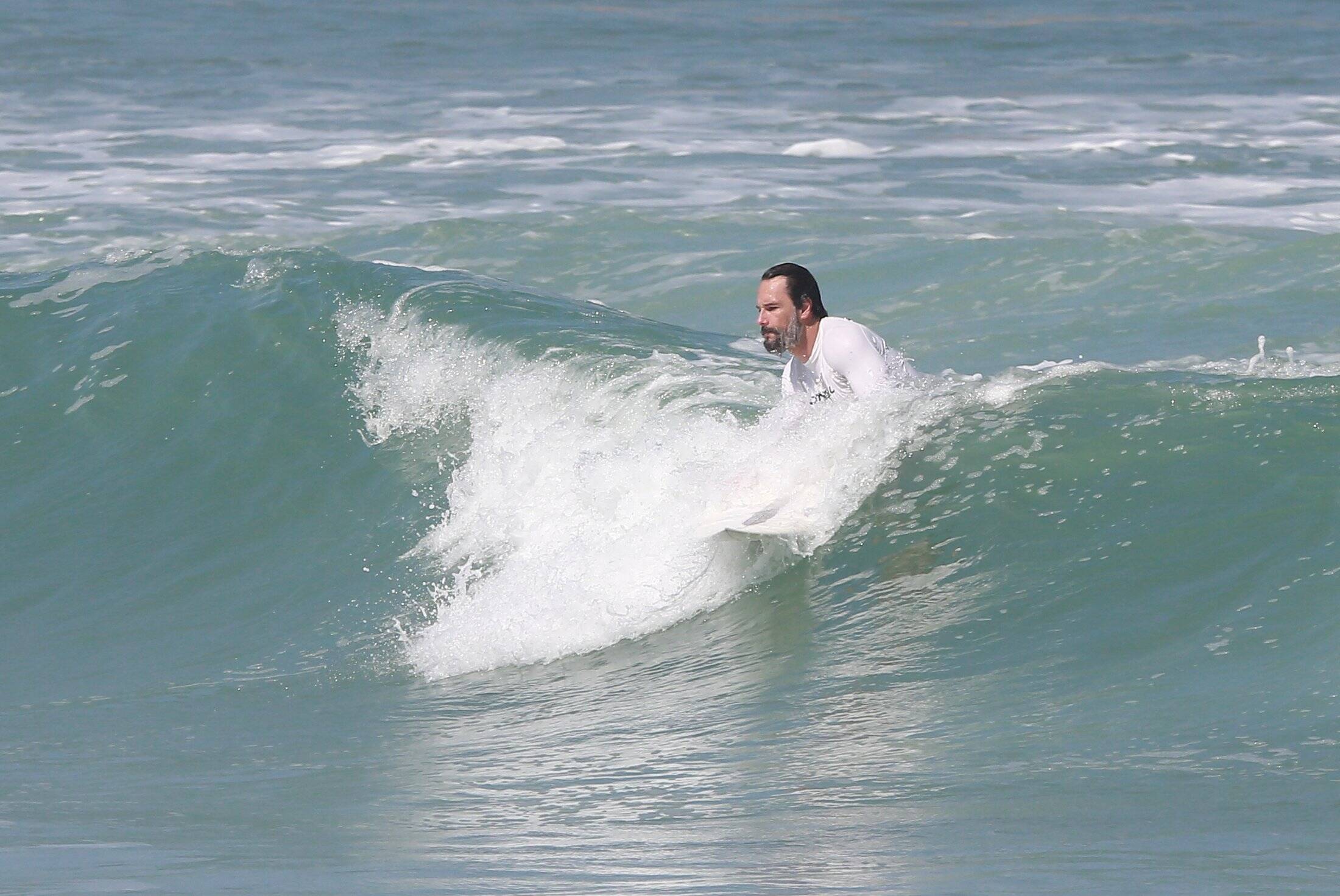 Rodrigo Santoro surfa na praia da macumba, no Rio. Foto: FOTOS: DILSON SILVA / AGNEWS