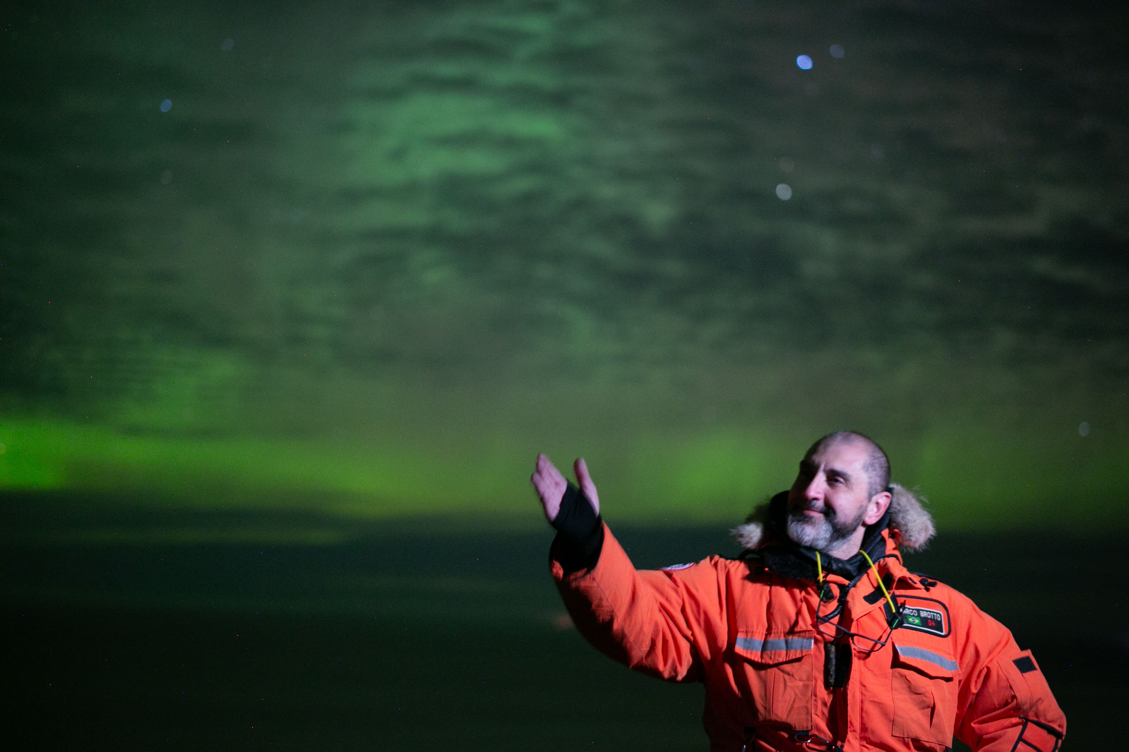 Marco Brotto em frente à aurora boreal. Foto: Marco Brotto