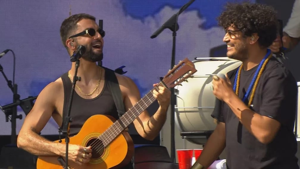 Em 2022, o show de Silva no Lollapalooza contou com o rapper Criolo na canção “Soprou”.  Reprodução: Flipar