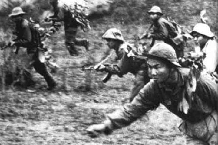 A Guerra do Vietnã durou duas décadas, entre 1955 e 1975, e opôs o Vietnã do Norte, governado por Ho Chi Minh, aliado da União Soviética comunista, e o Vietnã do Sul, sob o comando de Ngo Diem Dinh, apoiado pelos Estados Unidos. 

 Reprodução: Flipar