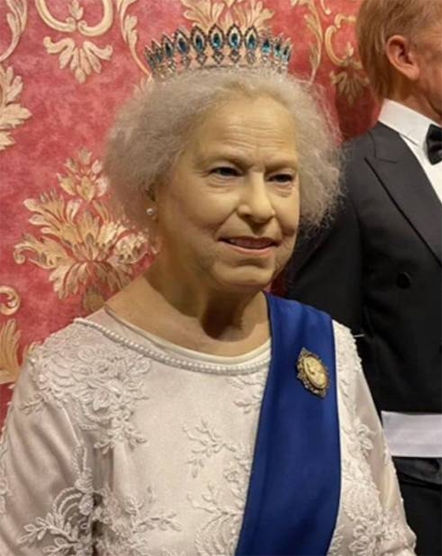 A Rainha Elizabeth II, que morreu em agosto do ano passado, nunca ficou tão descabelada na vida. 