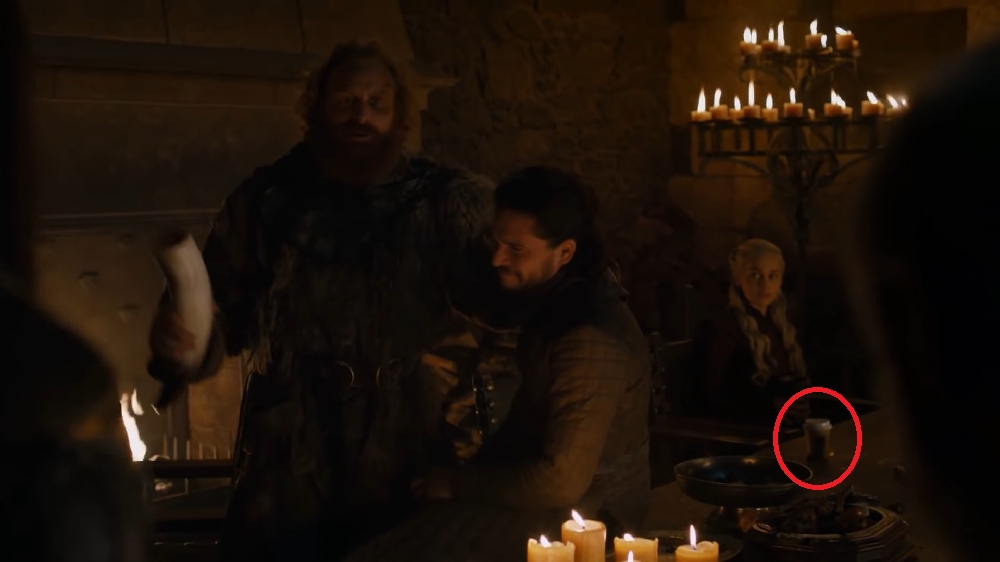 Viagem do tempo em “Game of Thrones”: Embora não seja em filme, um erro que ficou famoso nas redes sociais foi um copo da cafeteria “Starbucks” que surgiu em uma cena da série Game of Thrones. A série era conhecida pelo seu valor de produção altíssimo e deu esse vacilo! Os fãs não perdoaram! Reprodução: Flipar