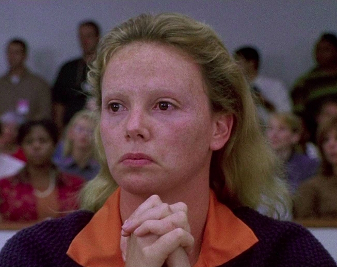 No filme, Charlize encarna Aileen Wuornos, uma ex-prostituta que se tornou uma serial killer de homens no fim dos anos 80, nos EUA. A atriz precisou engordar 13kg para o papel e ainda ganhou o Oscar pela atuação memorável. Alguém reconheceu? Reprodução: Flipar