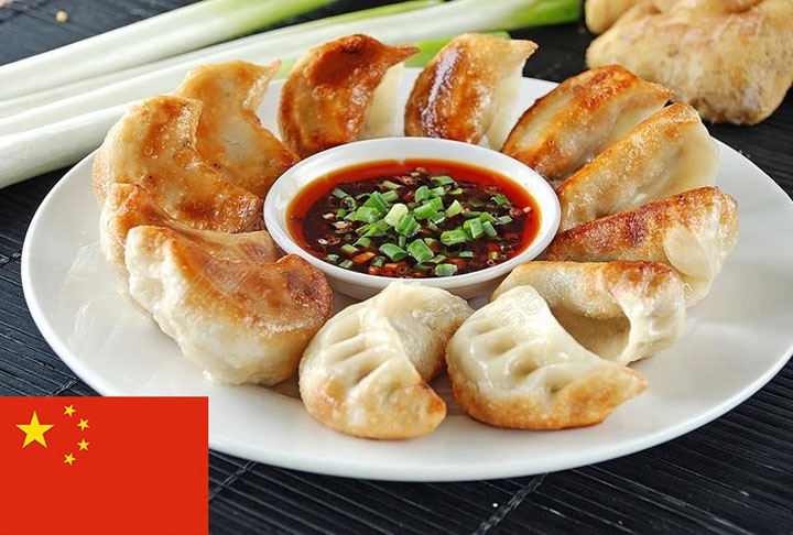 1º lugar - Guotie (China) - Bolinho de massa frita, similar ao guioza japonês e uma variação do jiaozi, bolinho salgado popular na China. Na receita do recheio do guotie entram carne de porco desfiada, cebolinha, repolho chinês, gengibre, óleo de gergelim e vinho de arroz. Reprodução: Flipar