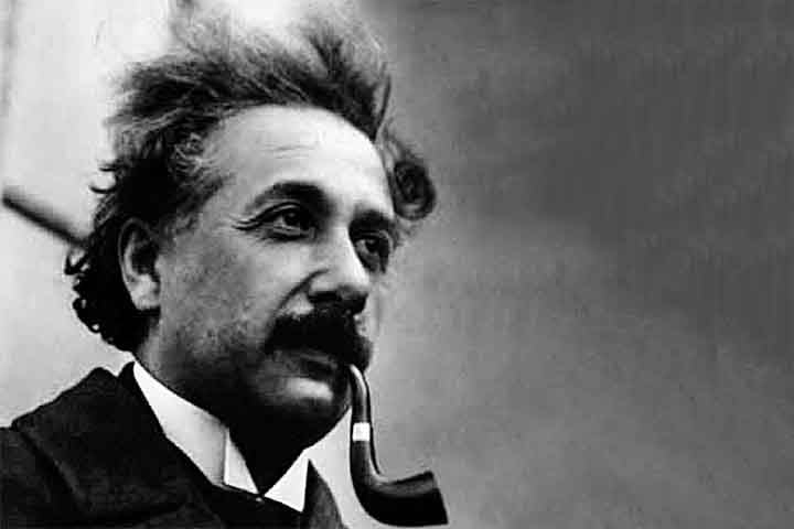 Entre as personalidades usuárias de cachimbo estão Albert Einstein (físico teórico conhecido pela teoria da relatividade - foto), e J.R.R. Tolkien (escritor britânico famoso por O Senhor dos Anéis)

 Reprodução: Flipar