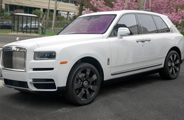 Um estilo que foge um pouco do esportivo, a Rolls Royce Cullinan, de 2,1 milhões de reais, tambéme stá na coleção de Cristiano Ronaldo. Foto: Mr.choppers/Wikimedia Commons Reprodução: Jogada10