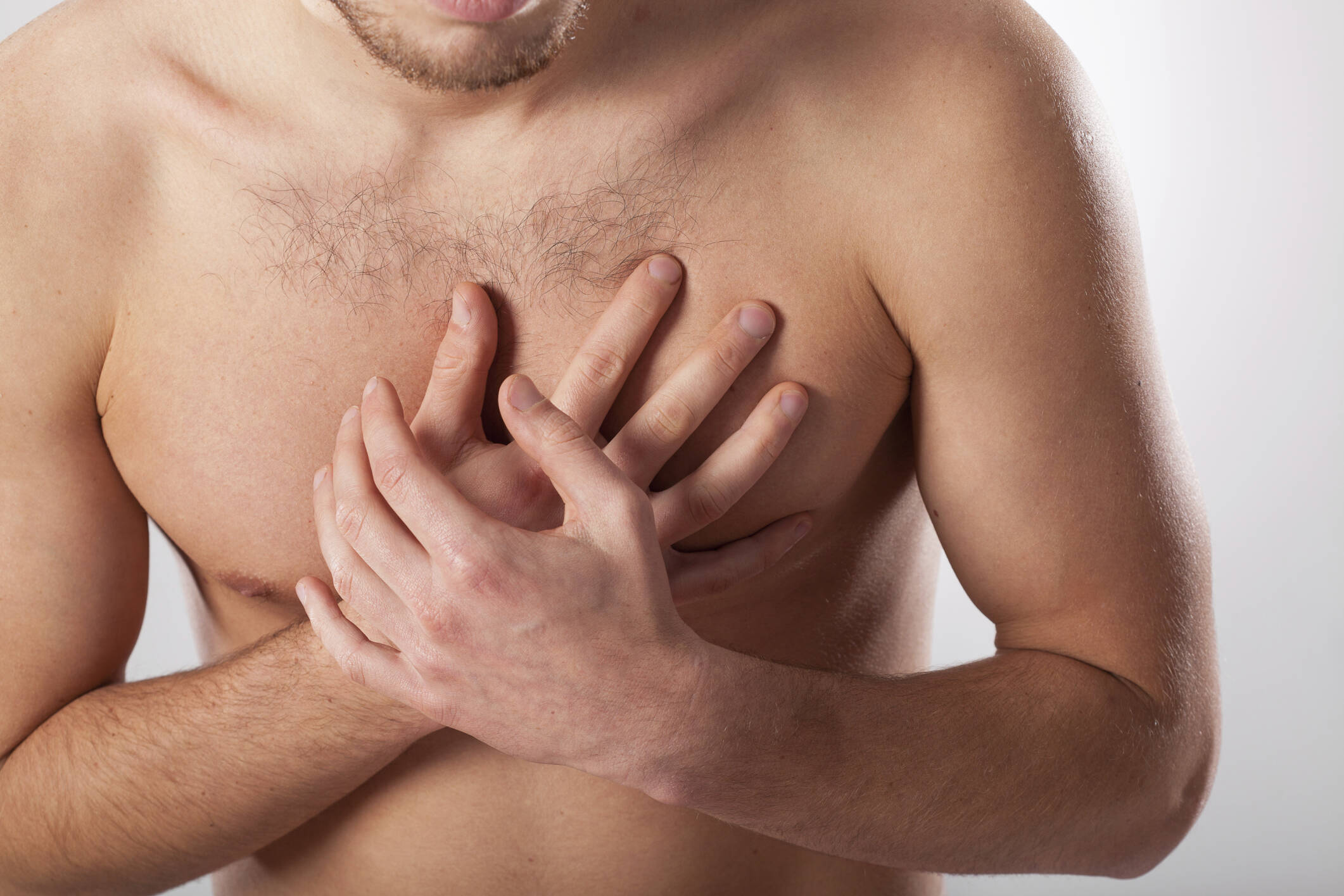 Dor no peito: sIntoma clássico, a dor também pode irradiar-se para o lado esquerdo do corpo e ombro, além das mandíbulas. É uma dor de pressão no peito. Foto: Thinkstock/Getty Images