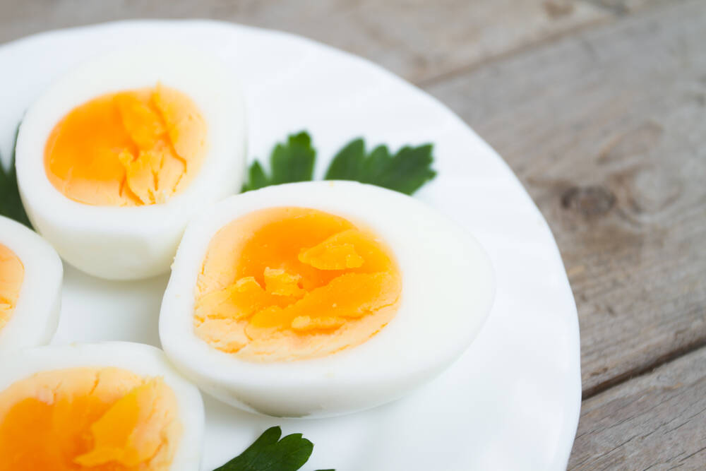 “Não coma ovo cru ou malcozido. Ele pode estar contaminado pela bactéria salmonela e provocar diarreia aguda”, afirma Clarissa Pedrosa. Foto: shutterstock 