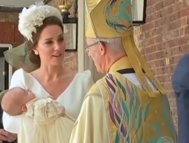 As crianças são batizadas sempre com a mesma roupa. Desde 1841, quando foi batizada a filha mais velha de Rainha Vitória, todos os bebês recebem a mesma roupinha para a cerimônia.  Reprodução: Flipar
