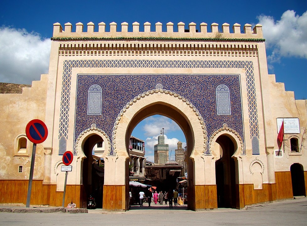 PORTÃO BAB BOUJELOUD – FEZ, MARROCOS - Erguido no século XX, tem mosaicos islâmicos em azul e verde. Serve de entrada histórica à Medina de Fez, declarada Patrimônio da Humanidade.
 Reprodução: Flipar