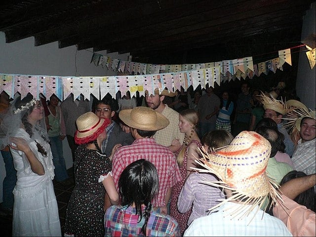 Assim, por ser colonizado por Portugal, o Brasil absorveu a tradição de fazer as festas então chamadas de Joaninas (por causa de São João), mas o nome mudou para juninas (de junho).  Reprodução: Flipar