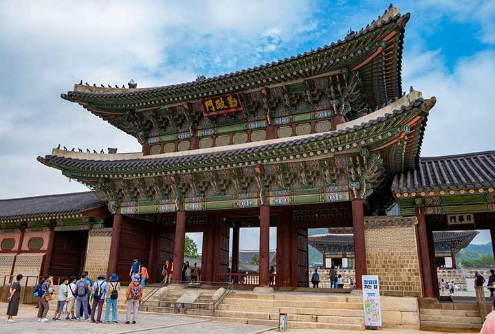 O Palácio Gyeongbokgung (foto), o Parque Namsan e os mercados de rua são algumas das atrações mais recomendadas para quem deseja visitar a cidade coreana. Reprodução: Flipar