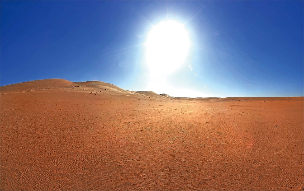 Outra espécie de deserto ocorre quando correntes de vento sopram do equador para os trópicos em altitudes bem elevadas. Um típico exemplo disso é o Deserto do Saara, na África.  Reprodução: Flipar