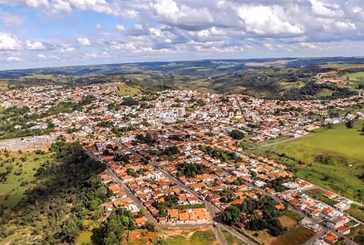 Com uma população de 18.000 habitantes (estimativa de 2023), a cidade ocupa 3.484 km² e fica a 400 km da capital Belo Horizonte. 
 Reprodução: Flipar