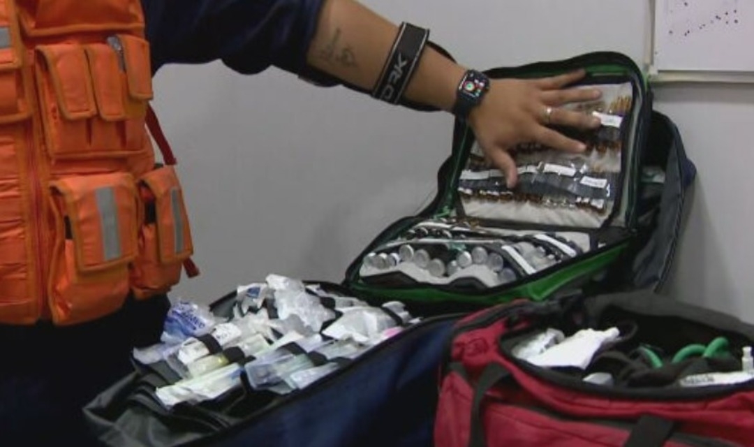 O profissional de saúde que vai de moto até o paciente leva uma bolsa com medicamentos, kits para contenção de hemorragias, desfibriladores (para quem está com alterações cardíacas) e oxigênio , entre outros itens. Reprodução: Flipar