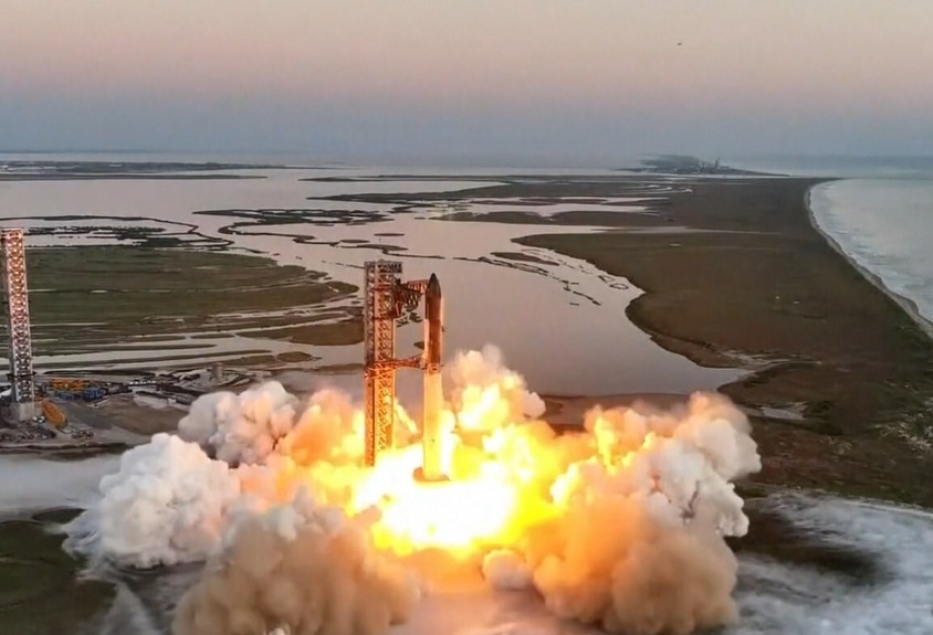 A nave Starship, do tamanho de um prédio de 38 andares, foi lançada da plataforma que fica no sul do Texas, perto da fronteira com o México, num voo teste mais ambicioso, que alcançou um sucesso inédito.  Reprodução: Flipar