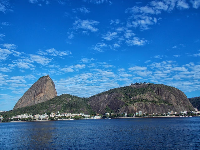 No Rio de Janeiro, um projeto prevê a implantação de uma tirolesa no Pão de Açúcar. Mas moradores e ambientalistas entraram com uma ação para impedir a obra.  E o caso tem passado por esferas na Justiça. No fim de fevereiro, o Tribunal Regional Federal derrubou a liminar que impedia o projeto. Mas, ainda assim, não houve avanço por causa de pendências no licenciamento.  Reprodução: Flipar