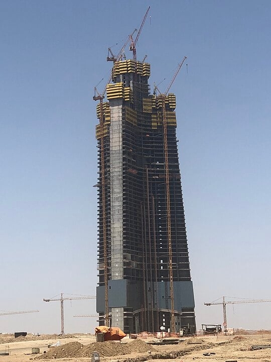 A Arábia Saudita, por exemplo, está construindo o edifício que será o mais alto do planeta, a Jeddah Tower, que pode alcançar a marca de 1 km de altura. A previsão é que as obras sejam concluídas em 2028. Reprodução: Flipar