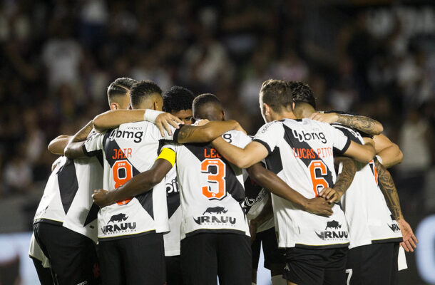 O Vasco, por sua vez, tenta ficar mais perto de sair da zona de rebaixamento. A equipe tem apenas 17 pontos. - Foto: Daniel Ramalho/Vasco