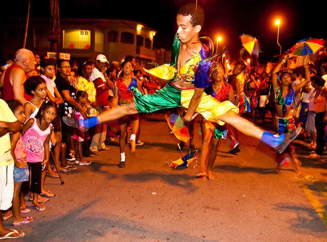 Com a marchinha acelerada, o frevo possui banda e segue o estilo dos blocos de carnaval. Em 2014, por exemplo, foi inaugurado o Paço do Frevo, no Recife, um lugar que reúne informações referentes ao gênero e toda a história da sua cultura. Em 14 de setembro é comemorado o Dia Nacional do Frevo. Reprodução: Flipar