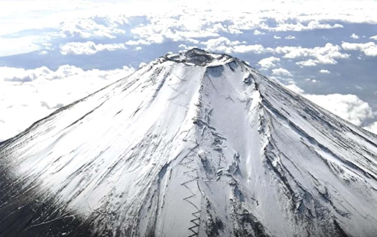 Nome do vulcão: Monte Fuji, no Japão - É um dos vulcões mais famosos do mundo (muito por ter seu topo repleto de neve) e localiza-se a oeste de Tóquio. Ele faz parte da cultura japonesa, sendo uma das paisagens mais conhecidas do país asiático. Reprodução: Flipar