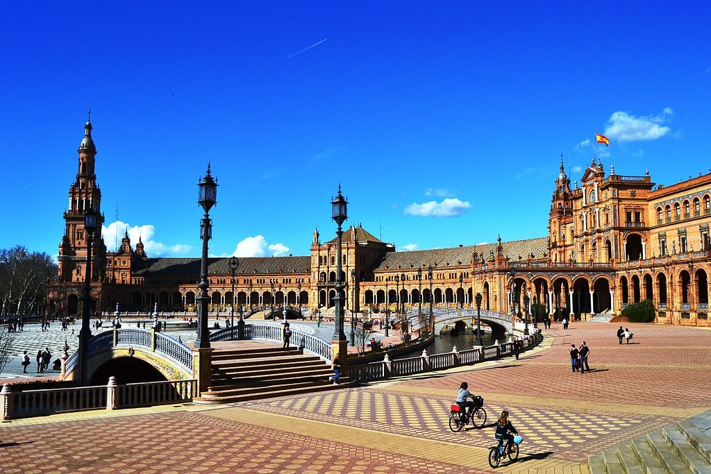 Os turistas que visitam a cidade de Sevilha, na Espanha, nunca deixam de passar pela Plaza de España. A praça integra um complexo que foi construído em 1929 para a Exposição Ibero-Americana com o objetivo de ressaltar a arquitetura espanhola e sua decoração com azulejos.  Reprodução: Flipar