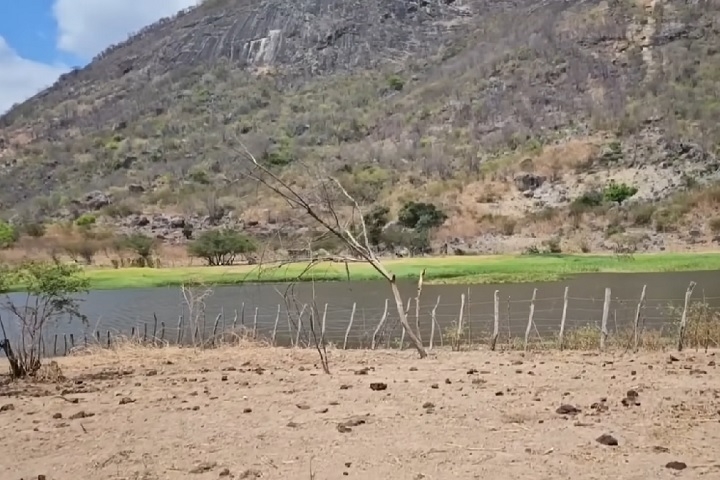 A casinha conta com um único cômodo, espaço para três redes, um fogão a lenha e vista para um açude. Reprodução: Flipar