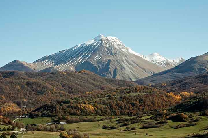 Existem no Monte Fuji vários locais como as cavernas, a floresta Aokigahara e os santuários tradicionais. Atualmente, composto por aproximadamente 50% de lava basáltica, os cientistas identificaram três fases distintas da atividade vulcânica, que resultaram na formação do Fuji-san. Reprodução: Flipar