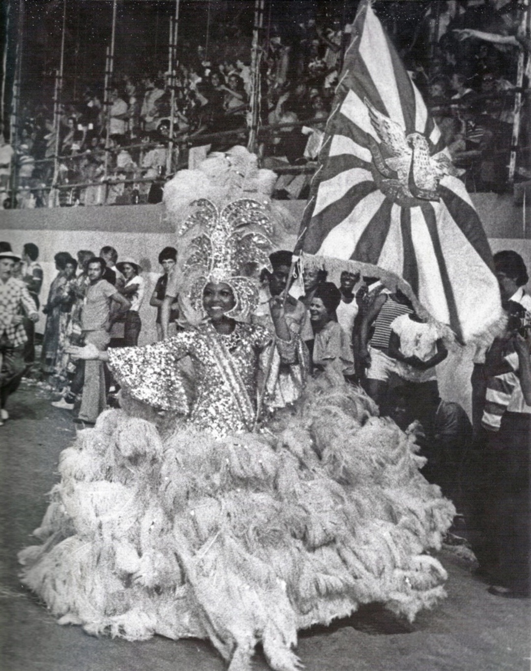 Sua elegância, leveza e postura impecável transformaram o jeito de ser porta-bandeira, inspirando gerações de sambistas que surgiram depois. Reprodução: Flipar