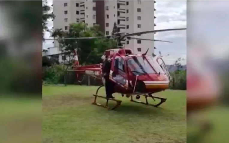 Em Nova Trento, na região metropolitana de Florianópolis (SC), um menino de 6 anos foi picado por uma Cobra-Coral Verdadeira,  Ele foi mordido após movimentar uma caixa, perto de casa. E levado de helicóptero ao pronto-socorro.  Reprodução: Flipar
