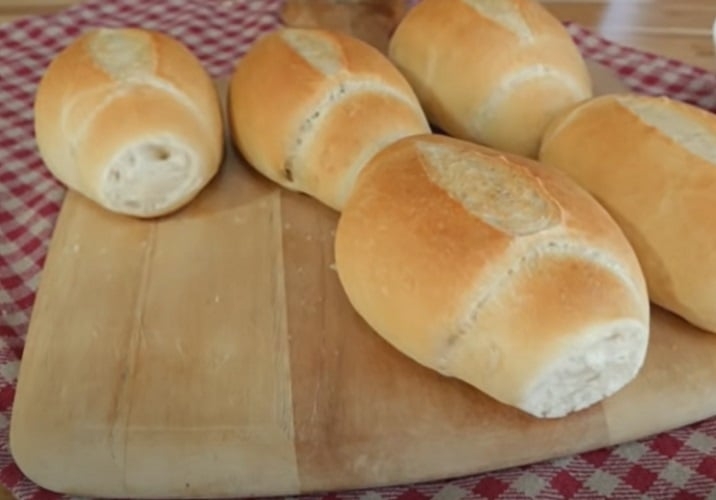 No Brasil, o pão tem diversos apelidos pelo Brasil, no formato de pãozinho, muito popular nos cafés da manhã e nos lanches da tarde. Dependendo da cidade, do estado ou da região, o pão comum (chamado de francês na maior parte do território brasileiro) recebe outros nomes, dados carinhosamente pelos consumidores. Reprodução: Flipar