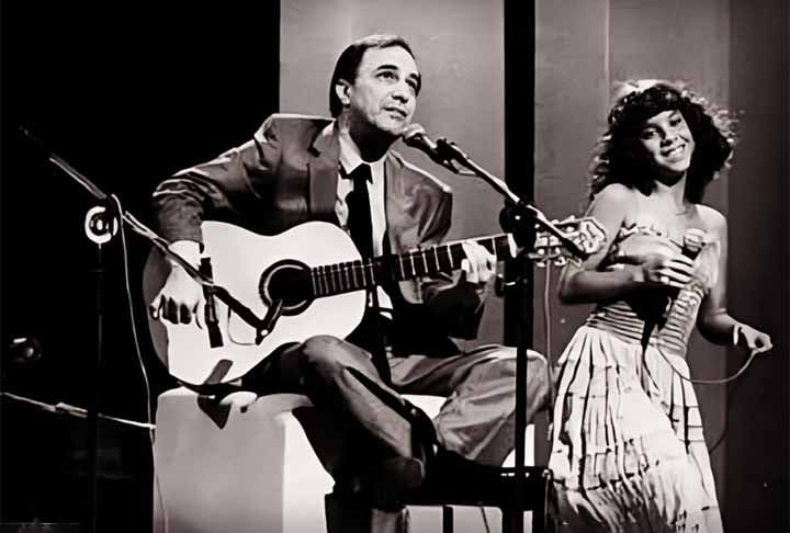Em 1958, é lançado o álbum “Canção do Amor Demais”, pelo selo Festa, com todas as faixas compostas pela dupla Vinicius e Tom. Na voz de Elizeth Cardoso e o violão de João Gilberto (foto) em duas músicas, incluindo “Chega de Saudade”, o disco é considerado um dos marcos da bossa nova. 
 Reprodução: Flipar