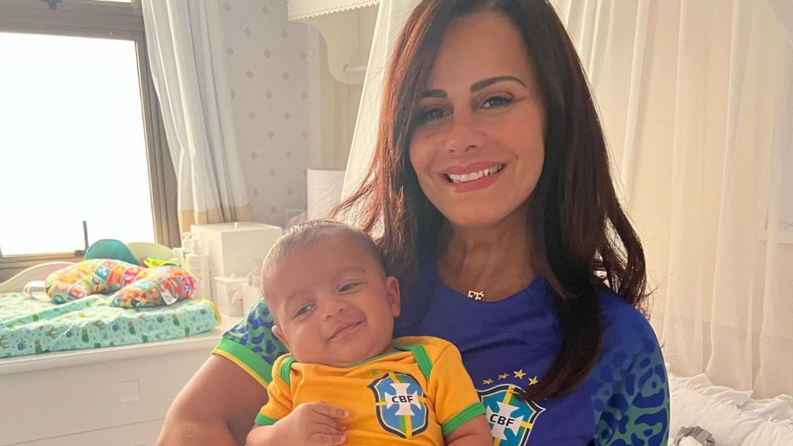 Viviane Araújo com o filho Joaquim em torcida da Copa do Mundo. Foto: Reprodução/Instagram - 02.12.2022