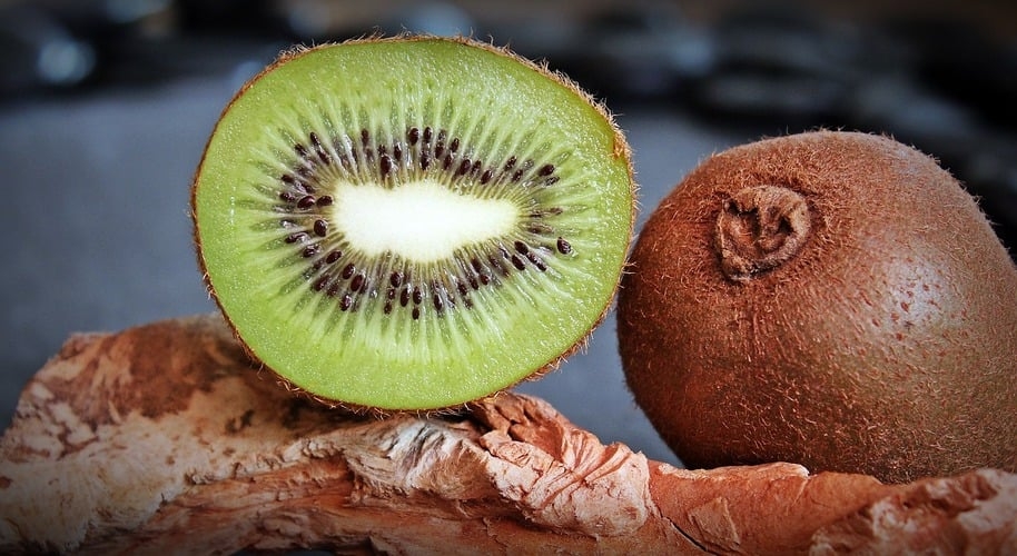 Kiwis: Fonte de serotonina e antioxidantes, o kiwi é eficaz para melhorar a qualidade do sono. Comer dois kiwis à noite pode regular o ciclo circadiano e reduzir a insônia.

 Reprodução: Flipar