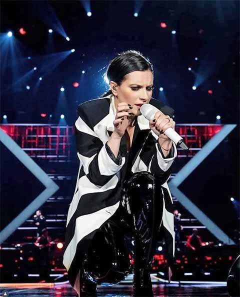 Sua discografia é acompanhada de turnês de grande porte que a levaram a se apresentar em muitos países da Europa, América Latina e América do Norte. 
 Reprodução: Flipar