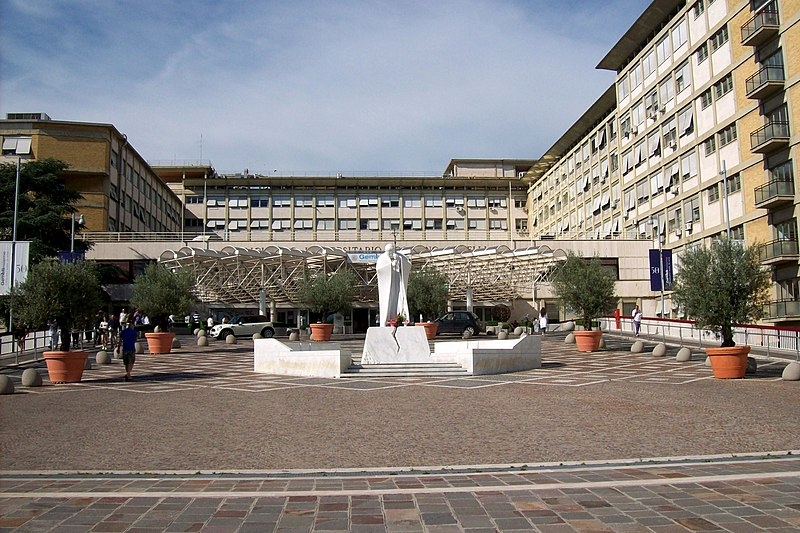 O líder da igreja católica foi internado em 14/02 após apresentar dificuldades respiratórias por dias seguidos. No hospital Gemelli (foto), em Roma, os médicos diagnosticaram pneumonia bileral e infecção polimicrobiana. Reprodução: Flipar
