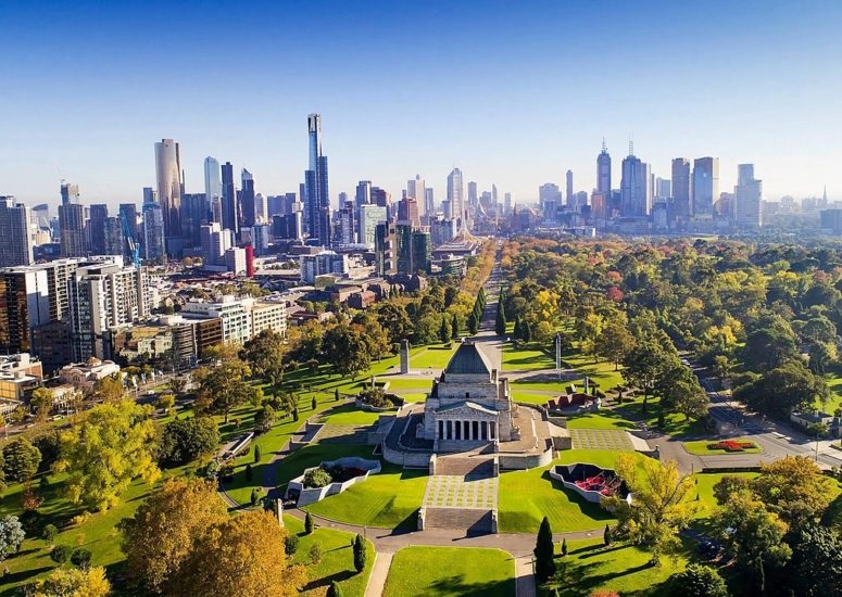 Conhecida por sua arte, cultura de café e eventos esportivos como o Australian Open e o Grande Prêmio de Fórmula 1. Também possui atrações como a Federation Square e os Jardins Botânicos Reais.

 Reprodução: Flipar