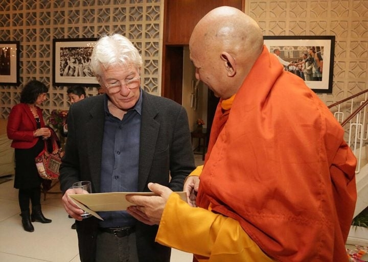 Richard Gere também é conhecido por seu ativismo social e espiritualidade. Ele é um praticante dedicado do budismo e um forte apoiador da causa tibetana, sendo amigo pessoal do Dalai Lama. Reprodução: Flipar