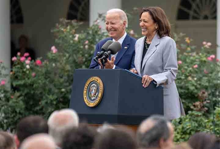 Enquanto havia pressão para Biden renunciar à candidatura, especialmente após desempenho considerado catastrófico em debate, Kamala manteve-se fiel ao presidente em todos os momentos. “Joe é o nosso indicado. Vencemos Trump uma vez e vamos vencê-lo novamente”, declarou à época.

 Reprodução: Flipar